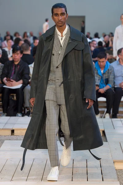 Look 15